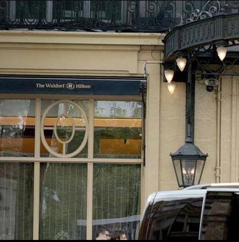 Découpage en 6 d'une image de véhicule de luxe de transport de personnes pris de coté partie 1/6