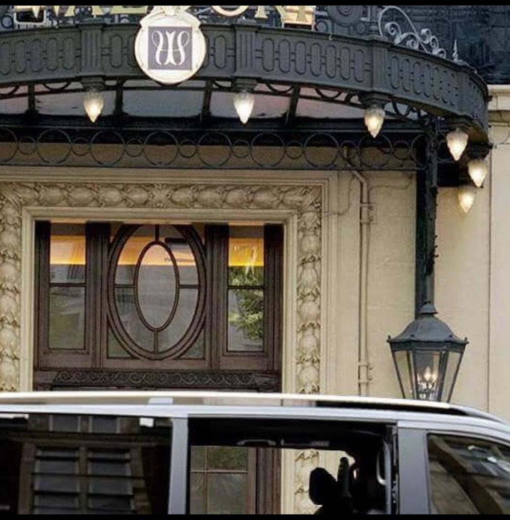 Découpage en 6 d'une image de véhicule de luxe de transport de personnes pris de coté partie 2/6