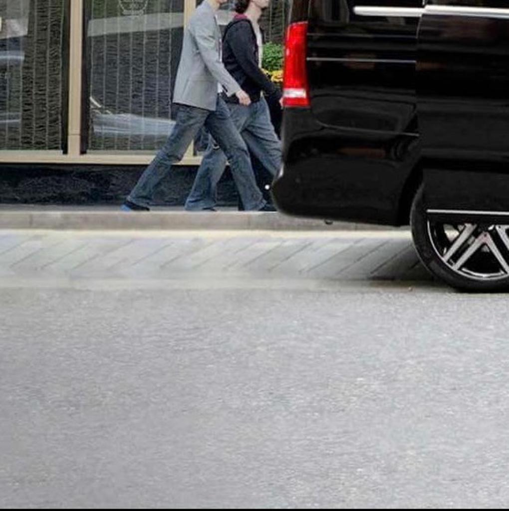 Découpage en 6 d'une image de véhicule de luxe de transport de personnes pris de coté partie 4/6