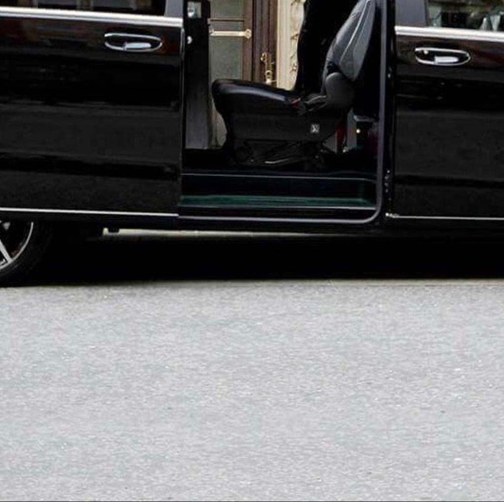 Découpage en 6 d'une image de véhicule de luxe de transport de personnes pris de coté partie 5/6