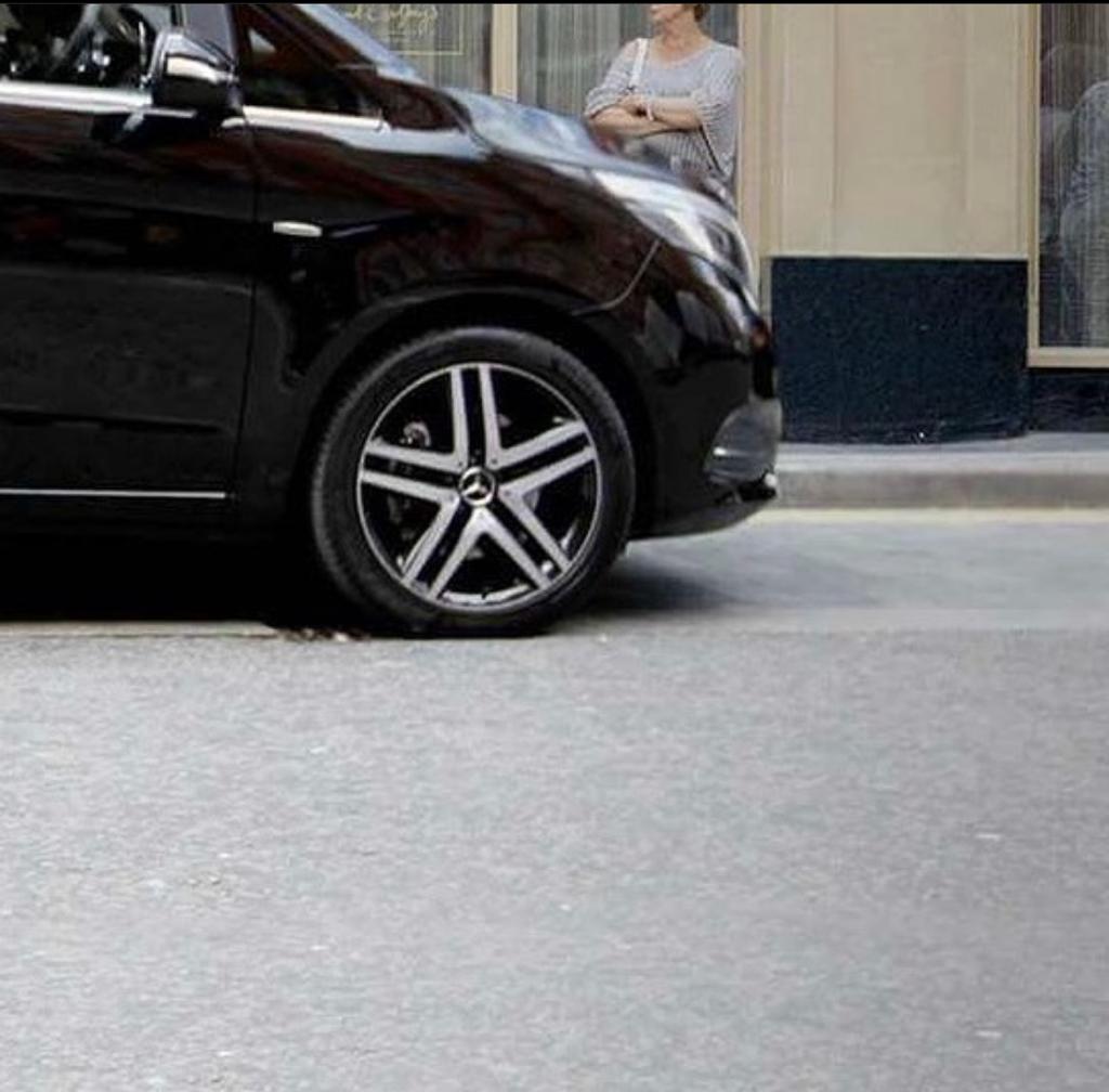 Découpage en 6 d'une image de véhicule de luxe de transport de personnes pris de coté partie 6/6